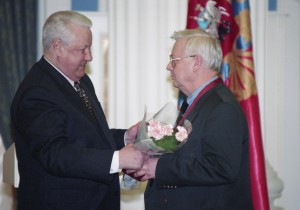 Борис Ельцин награждает орденом "За заслуги перед Отечеством" III степени народного артиста России Олега Табакова