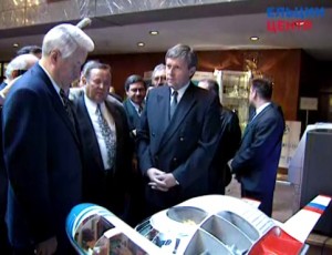 Осмотр президентом РФ Б.Н. Ельциным стенда продукции Саратовского авиационного завода на выставке в Охотном ряду