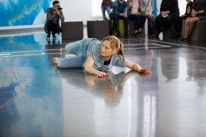 Танцевальный перформанс Екатерины Жариновой «Где-то там»