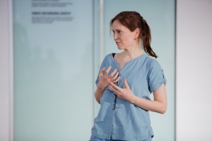 Танцевальный перформанс Екатерины Жариновой «Где-то там»