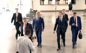 Министр промышленности и торговли Российской Федерации Денис Мантуров (второй справа)