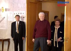 Президент РФ Б.Н. Ельцин и супруга президента Н.И. Ельцина во время голосования в Московскую городскую Думу