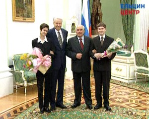 Вручение президентом РФ Б.Н. Ельциным премий и грантов (стипендий) президента Российской Федерации в области печатных средств массовой информации за 1997 год. В.М. Песков - награжденный журналист газеты «Комсомольская правда» произносит речь. Торжественный обед. Часть 2