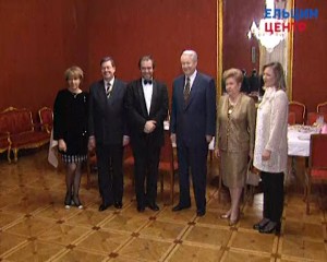 Президент РФ Б.Н. Ельцин, супруга президента Н.И. Ельцина, советник президента РФ Т.Б. Юмашева беседуют с художественным руководителем Государственного академического Мариинского театра В.А. Гергиевым и исполнительным директором Государственного академического Большого театра В.М. Кокониным
