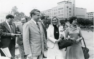 Ельцин на улицах Свердловска с актерами МХАТА (Вячеслав Невинный, Иннокентий Смоктуновский, Ирина Мирошниченко) 1978 год