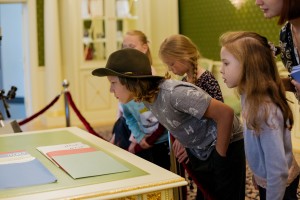 Музей. Постановочные фото детей. Л.Кабалинова