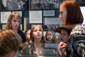 Музей. Постановочные фото детей. Л.Кабалинова