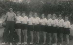 Женская волейбольная команда во главе с тренером Б. Ельциным во время зональных соревнований на первенство РСФСР. Курган. 12 июля 1952 г.