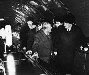 Губернатор Свердловской области Эдуард Россель показывает президенту России Борису Ельцину Екатеринбургское метро. 15 февраля 1996 г.