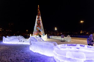 Стилобат. Вечерний ледовый городок, горки. Новый год