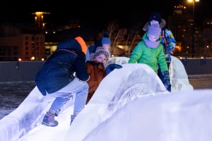 Стилобат. Вечерний ледовый городок, горки. Новый год