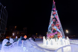 Стилобат. Вечерний ледовый городок, горки. Новый год