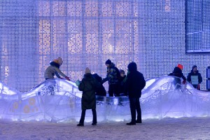 Стилобат. Вечерний ледовый городок, горки. Новый год