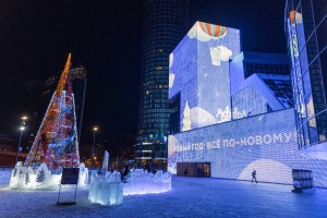 Стилобат. Вечерний ледовый городок, горки. Новый год
