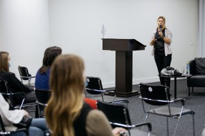 Лекция Нины Волонтэй «Как связаны миграция и торговля людьми»