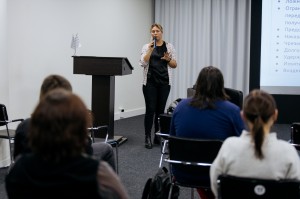 Лекция Нины Волонтэй «Как связаны миграция и торговля людьми»