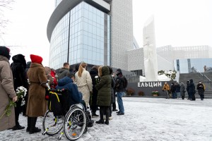 Возложение цветов к памятнику Бориса Ельцина