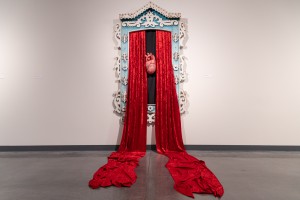 Выставка Алисы Горшениной «Пугало стояло в центре вспаханного поля»