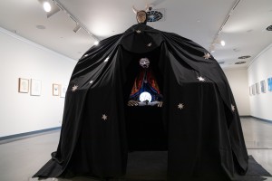 Выставка Алисы Горшениной «Пугало стояло в центре вспаханного поля»