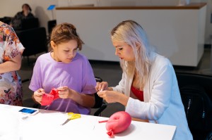 Мастер-класс на русском жестовом языке «Теневая сторона»