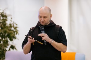 Встречи в «Гостиной под абажуром». Коллекционер старинных парикмахерских аксессуаров Ильдар Абдулов