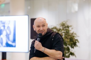 Встречи в «Гостиной под абажуром». Коллекционер старинных парикмахерских аксессуаров Ильдар Абдулов