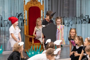 Выпускной спектакль: котики, Красная Шапочка и Чёрное пятно