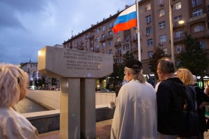 Встреча у стелы защитникам от ГКЧП