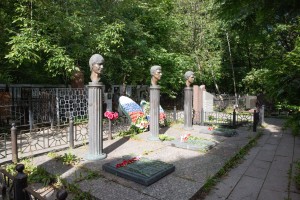 Возложение цветов к могилам Комаря, Кричевского, Усова