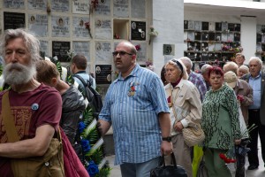 Возложение цветов к могилам Комаря, Кричевского, Усова