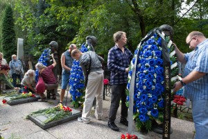 Возложение цветов к могилам Комаря, Кричевского, Усова