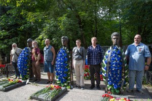Возложение цветов к могилам Комаря, Кричевского, Усова