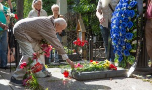 Возложение цветов к могилам Комаря, Кричевского, Усова