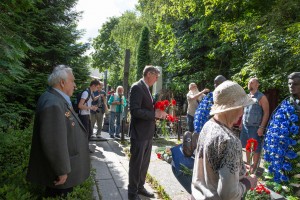 Возложение цветов к могилам Комаря, Кричевского, Усова