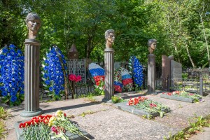 Возложение цветов к могилам Комаря, Кричевского, Усова