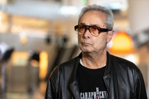 Режиссёр Валерий Фокин перед спектаклем «Честная женщина» в Атриуме Ельцин Центра