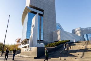 Осенний фасад Ельцин Центра