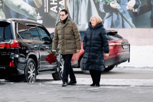 Возложение цветов к памятнику Бориса Ельцина в Екатеринбурге