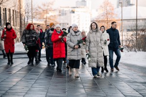 Возложение цветов к памятнику Бориса Ельцина в Екатеринбурге