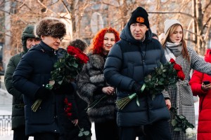 Возложение цветов к памятнику Бориса Ельцина в Екатеринбурге