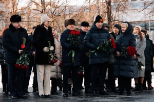 Возложение цветов к памятнику Бориса Ельцина в Екатеринбурге