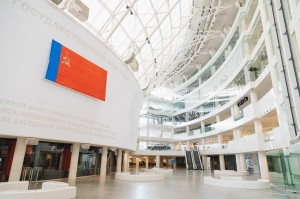 Сине-красный флаг РФ с первой инаугурации Б.Н. Ельцина в Атриуме Ельцин Центра