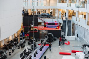 Монтаж подиума в Атриуме Ельцин Центра. Международная неделя моды UF LAB