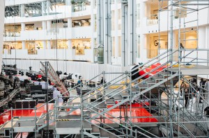 Монтаж подиума в Атриуме Ельцин Центра. Международная неделя моды UF LAB