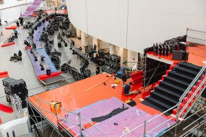 Монтаж подиума в Атриуме Ельцин Центра. Международная неделя моды UF LAB