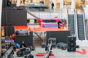 Монтаж подиума в Атриуме Ельцин Центра. Международная неделя моды UF LAB