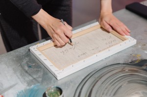 Перформанс Елены Филаретовой на выставке «НИИ Филаретова. Екатеринбург»