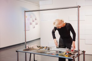 Перформанс Елены Филаретовой на выставке «НИИ Филаретова. Екатеринбург»