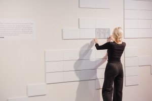 Перформанс Елены Филаретовой на выставке «НИИ Филаретова. Екатеринбург»