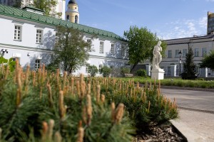 Усадьба Долгоруковых-Бобринских на Малой Никитской в Москве весной